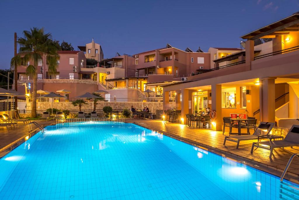 Bazén v ubytovaní Theos Holidays Apartments alebo v jeho blízkosti