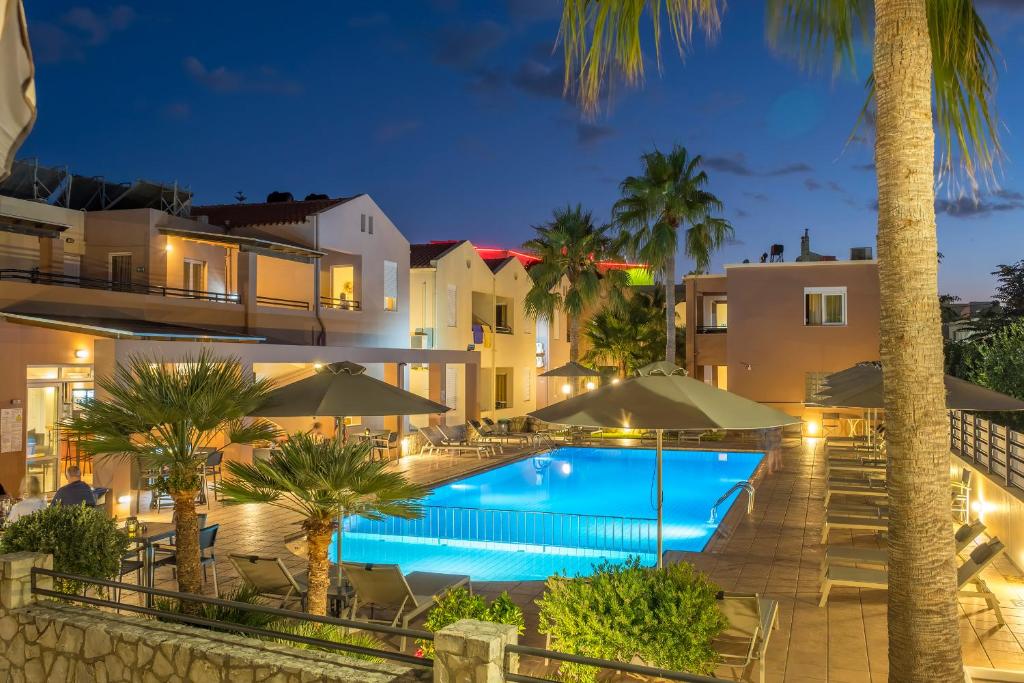 Bazén v ubytovaní Theos Holidays Apartments alebo v jeho blízkosti