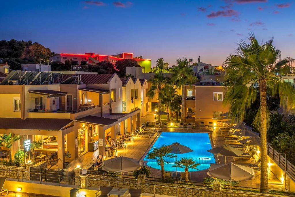 Bazén v ubytovaní Theos Holidays Apartments alebo v jeho blízkosti