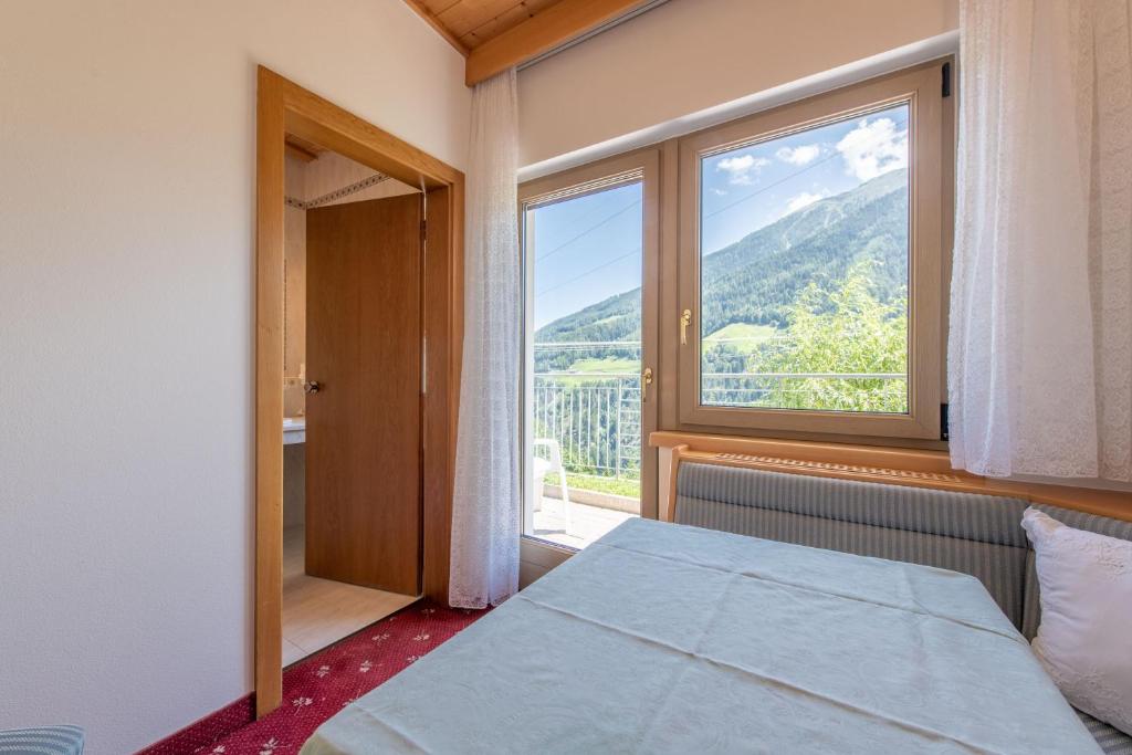 Nespecifikovaný výhled na hory nebo výhled na hory při pohledu z hotelu
