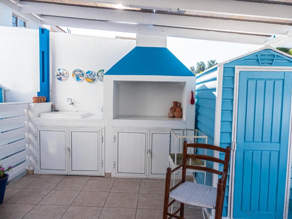 Kuchyň nebo kuchyňský kout v ubytování Greek Island Style 2 bedroom Villa with Pool next to the Sea
