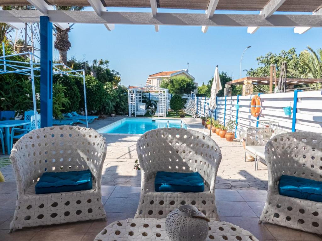 Bazén v ubytování Greek Island Style 2 bedroom Villa with Pool next to the Sea nebo v jeho okolí