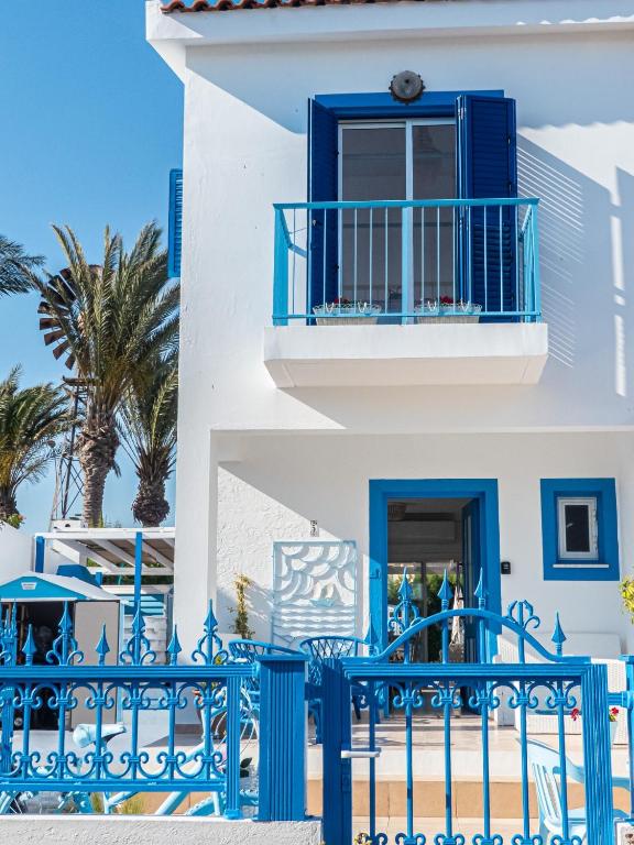 Balkón nebo terasa v ubytování Greek Island Style 2 bedroom Villa with Pool next to the Sea
