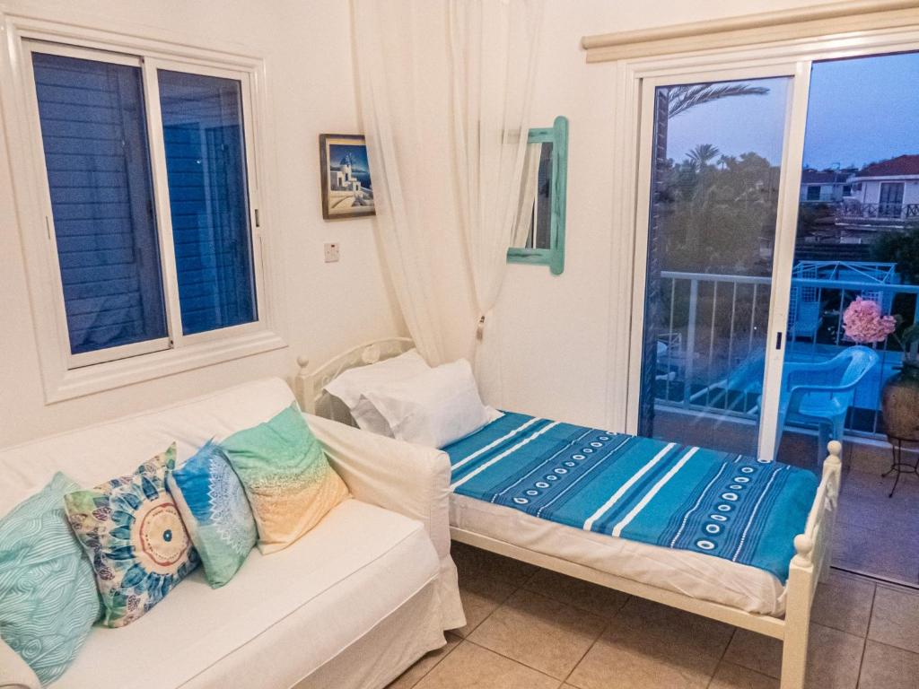 Postel nebo postele na pokoji v ubytování Greek Island Style 2 bedroom Villa with Pool next to the Sea