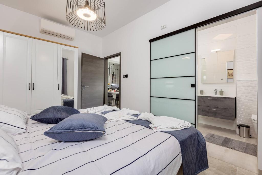 Posteľ alebo postele v izbe v ubytovaní Apartments "Two Mary"