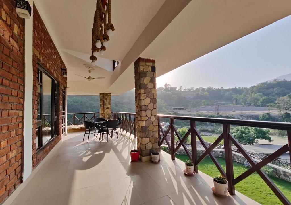 Ghughuti Baasa Home Stay, Dehradun - 豪华双人房间与阳台