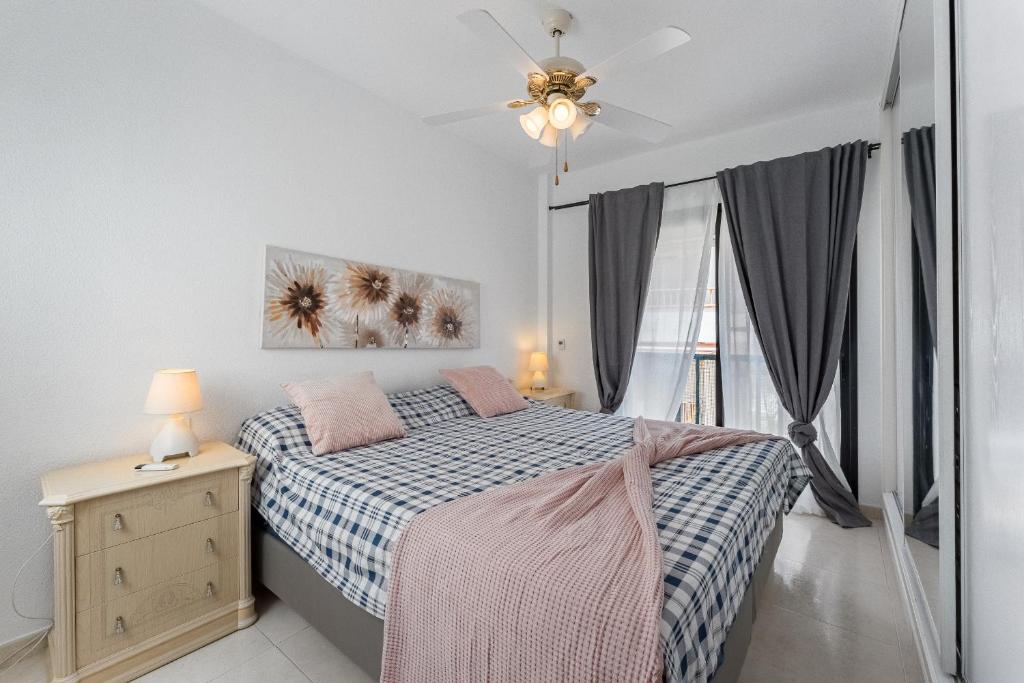 Postel nebo postele na pokoji v ubytování Cosy apartment with sea view en el centro Los Cristianos
