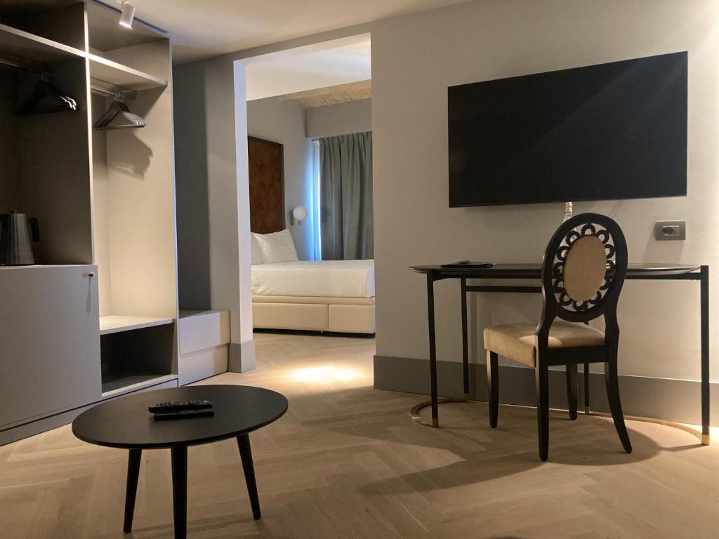 a room with a desk and a chair and a bed at Hotel Dei Dragomanni in Venice