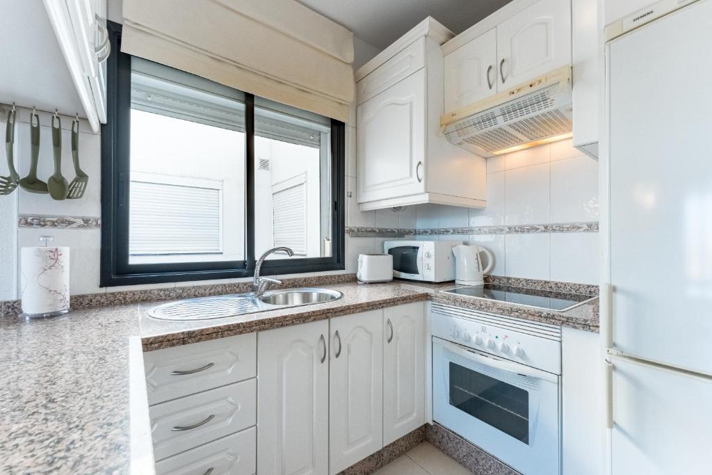 Kuchyň nebo kuchyňský kout v ubytování Cosy apartment with sea view en el centro Los Cristianos