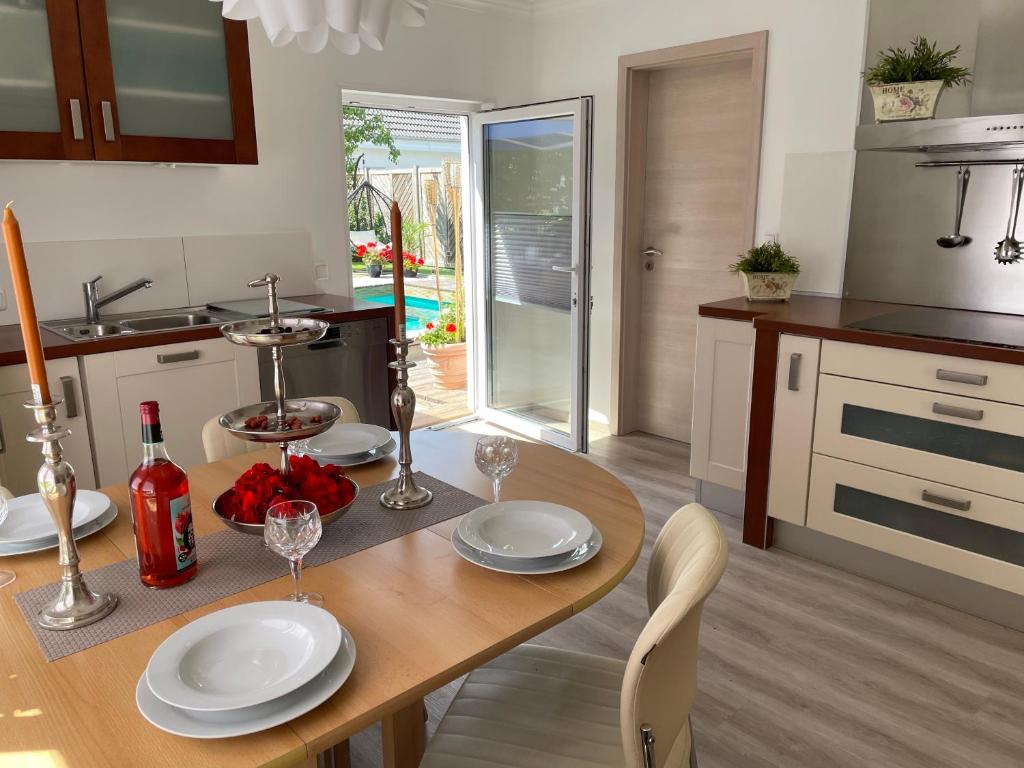 een keuken met een tafel met borden en wijnglazen bij Ferienhaus Evelina in Steinheim