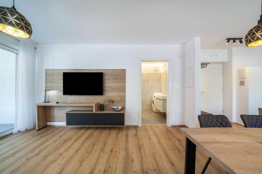 Televízia a/alebo spoločenská miestnosť v ubytovaní Jj City Apartment