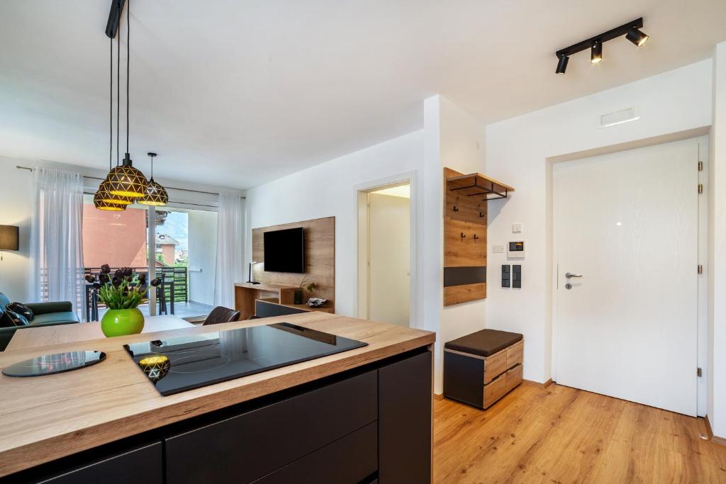 Kuchyňa alebo kuchynka v ubytovaní Jj City Apartment