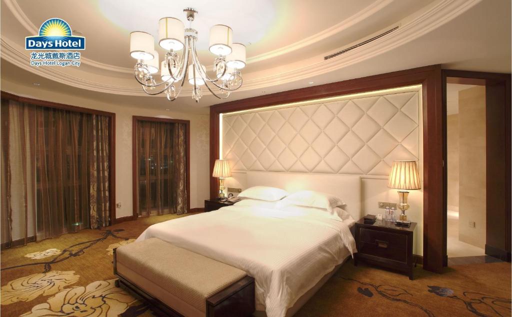Postel nebo postele na pokoji v ubytování Days Hotel by Wyndham Logan City Huizhou