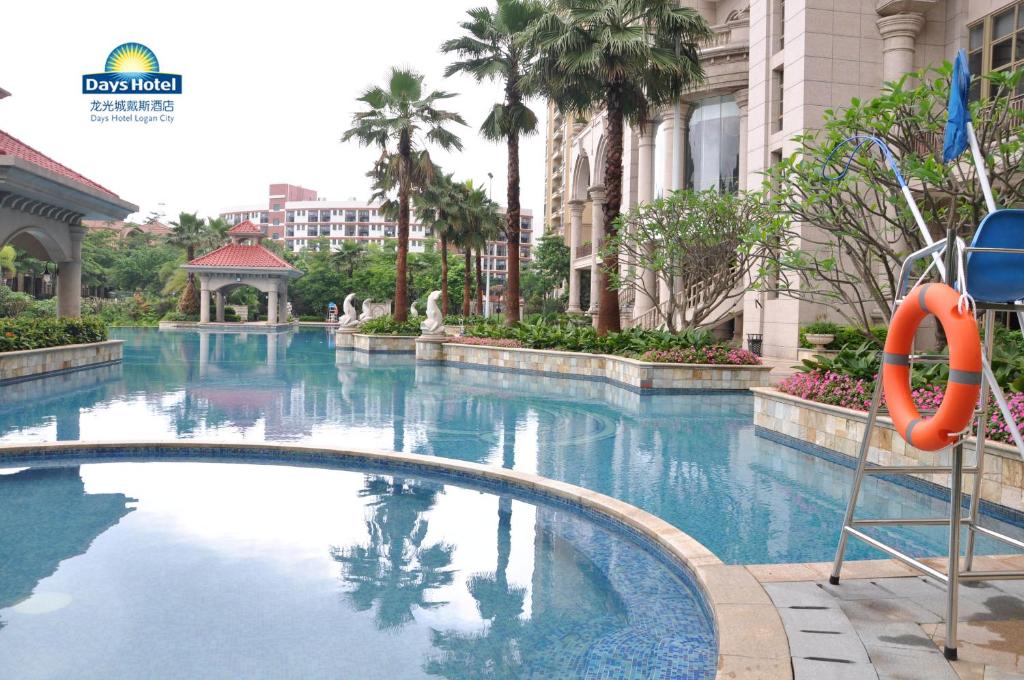Bazén v ubytování Days Hotel by Wyndham Logan City Huizhou nebo v jeho okolí