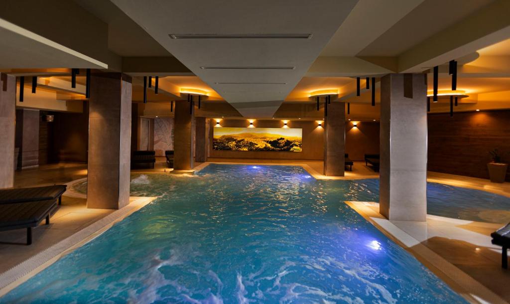 una gran piscina en una habitación de hotel en Donna Vì Hotel en Geraci Siculo