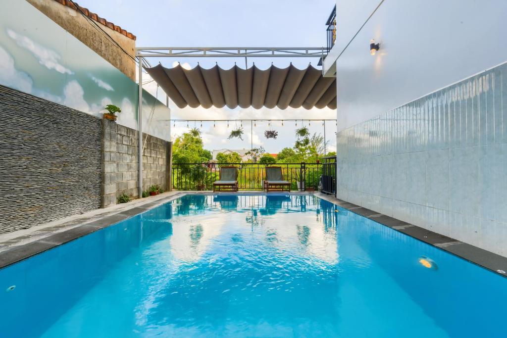 Bazén v ubytování Gió Chiều Homestay - Riverside & Swimming pool nebo v jeho okolí