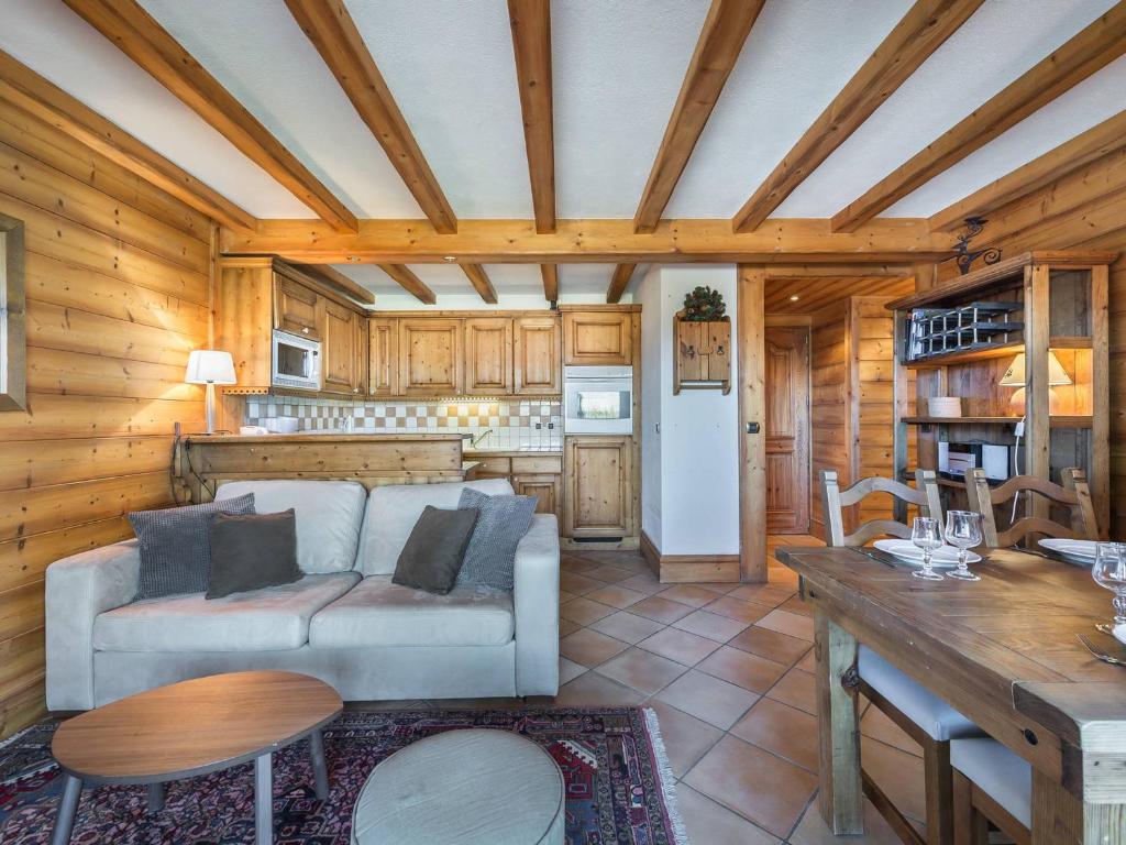 uma sala de estar com um sofá e uma mesa em Appartement Courchevel 1850, 4 pièces, 6 personnes - FR-1-564-30 em Courchevel