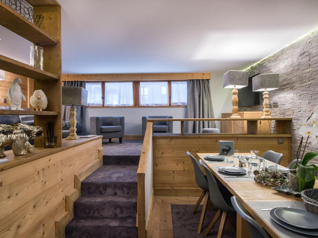 une salle à manger avec une table et quelques chaises dans l'établissement Superbe Appartement 80m² pour 6 à Courchevel 1850 - 3 Chambres, Parking, Casier à Skis - FR-1-564-42, à Courchevel