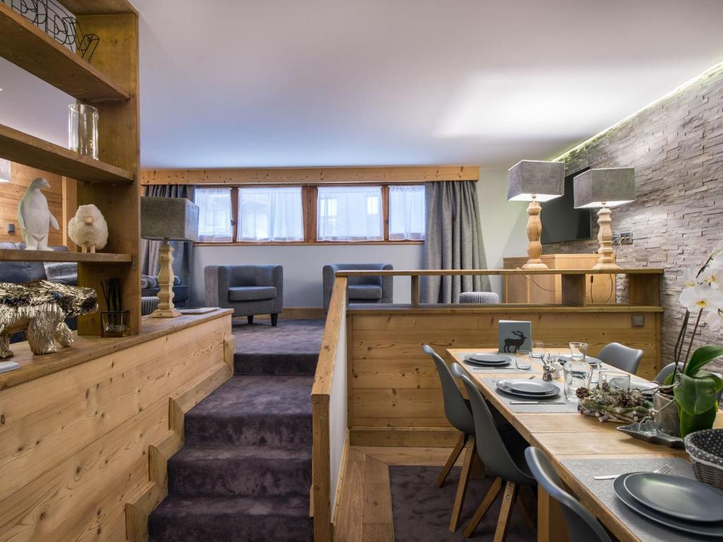 a dining room with a table and some chairs at Appartement Courchevel 1850, 4 pièces, 6 personnes - FR-1-564-42 in Courchevel