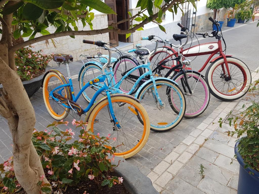 cztery rowery zaparkowane obok siebie na chodniku w obiekcie Beach Apartments Old Town II w mieście Estepona