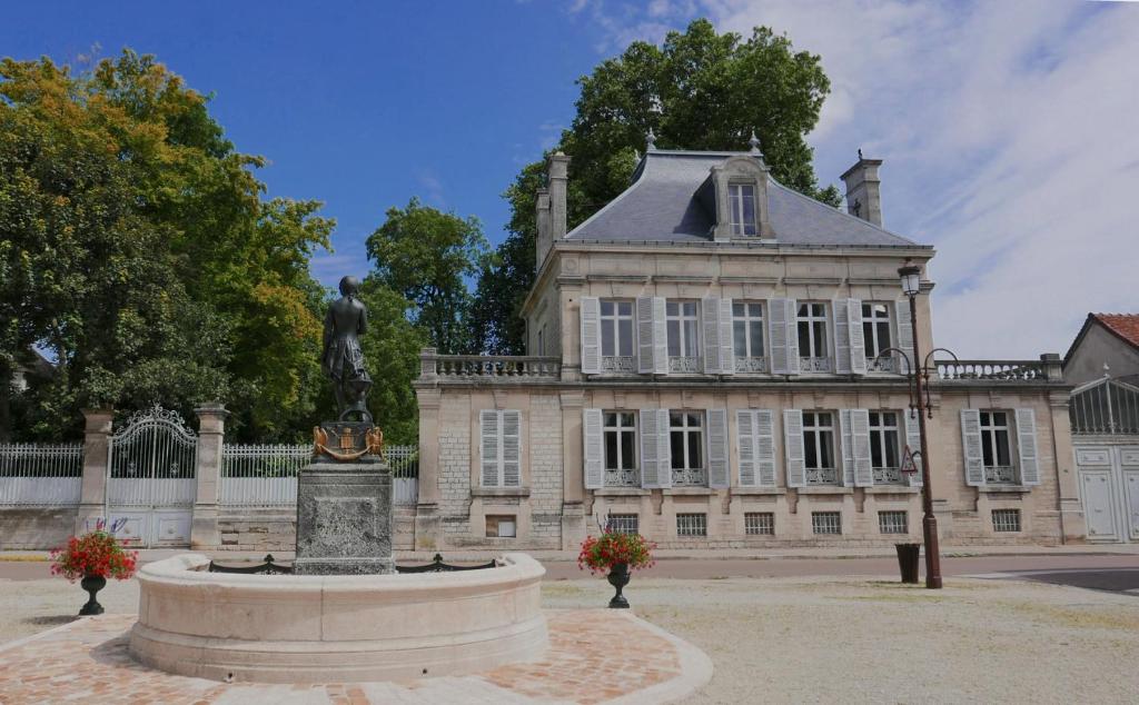 una estatua delante de un edificio con una estatua en Villa Joséphine, en Brienne-le-Château