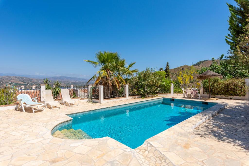- une piscine d'eau bleue dans la cour dans l'établissement Country villa in peaceful location, à Cútar