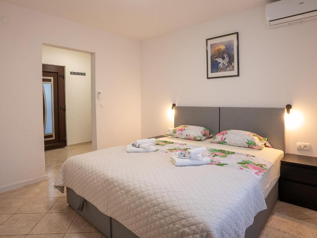 a bedroom with a large bed with towels on it at Restaurant & Rooms Nino in Porat