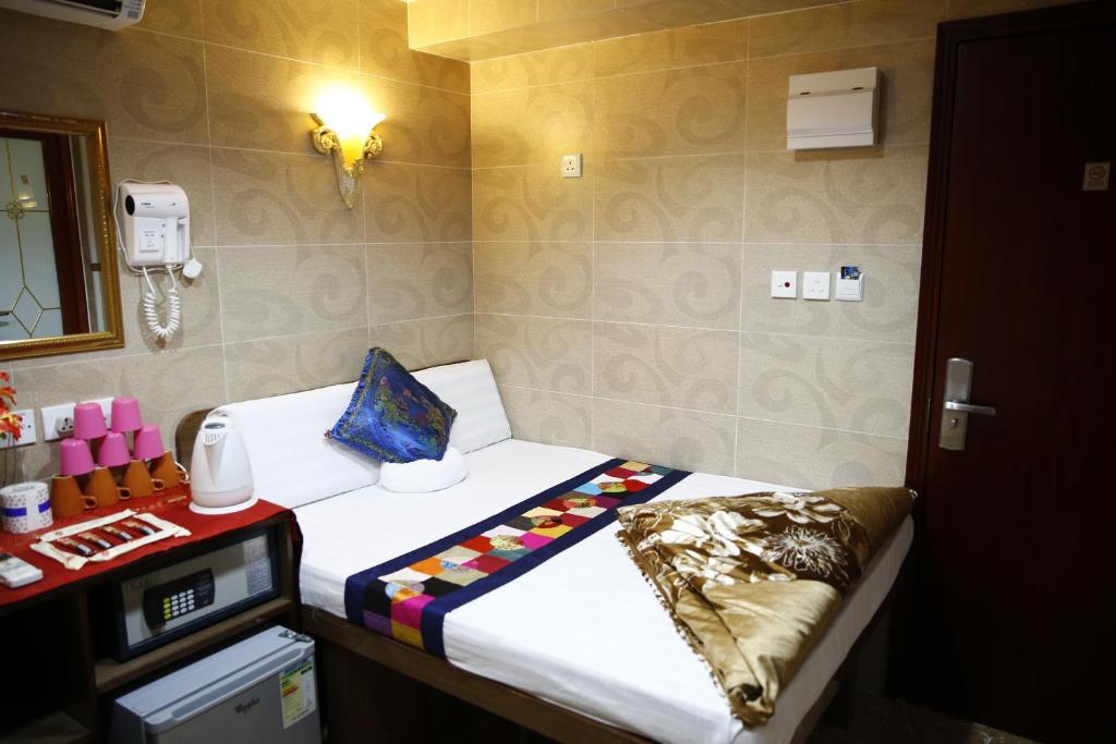 Habitación pequeña con cama en habitación en Legend Guest House, en Hong Kong