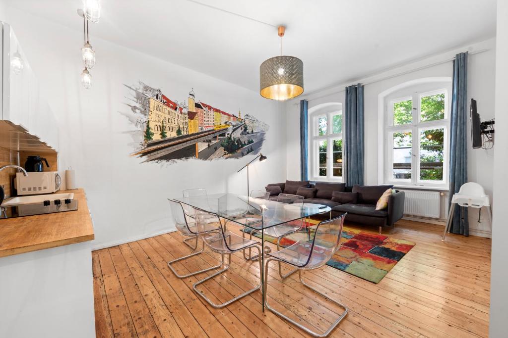 Una sala de estar con una mesa de cristal y un sofá. en primeflats - Apartments Genter Berlin-Wedding, en Berlín