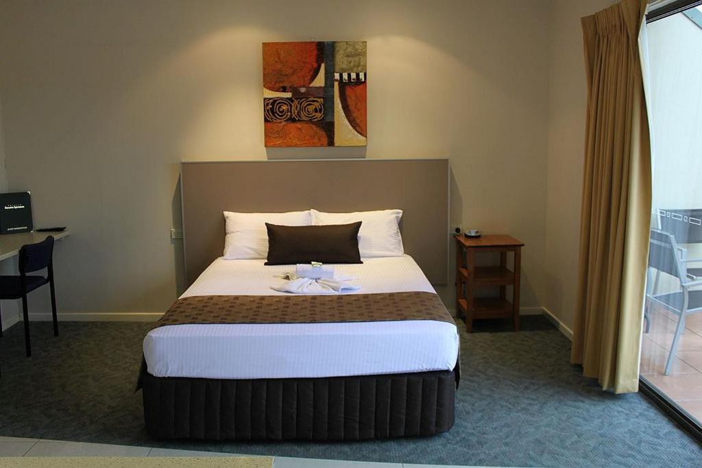 Postel nebo postele na pokoji v ubytování Emerald Executive Apartments