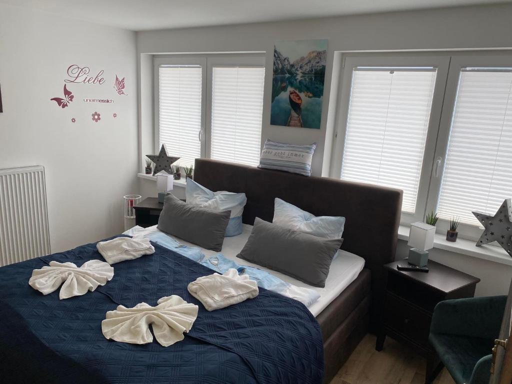 une chambre avec un lit avec deux serviettes dessus dans l'établissement Strandgut, à Sellin