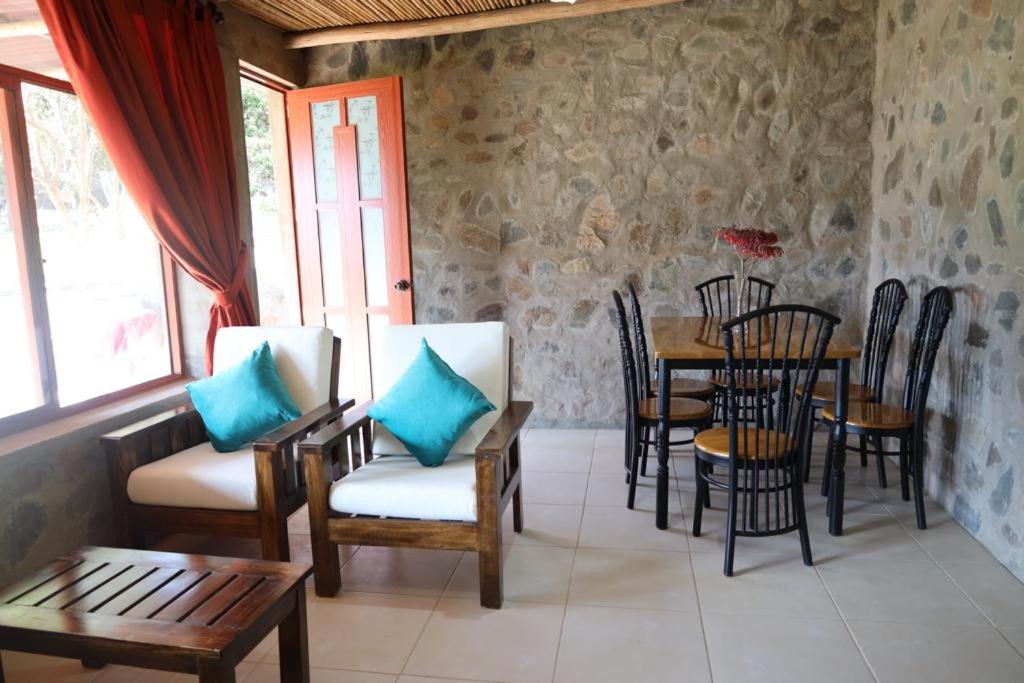 Posezení v ubytování Cha'skas Checkta Eco-Lodge