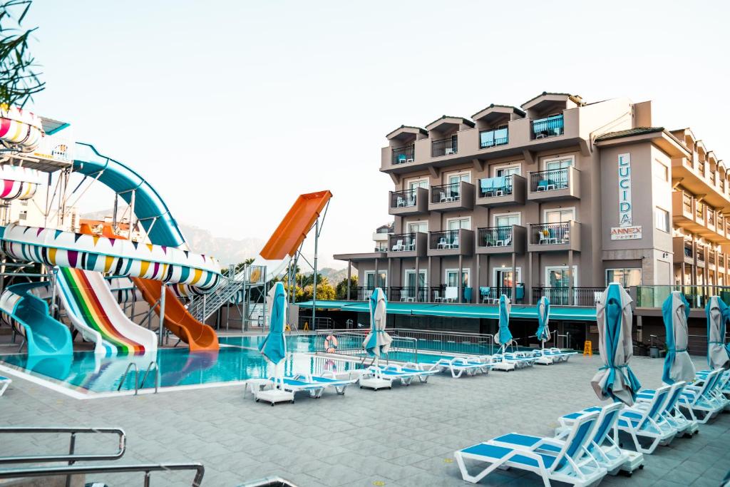 Bazén v ubytování Lucida Beach Hotel - Ultra All Inclusive nebo v jeho okolí