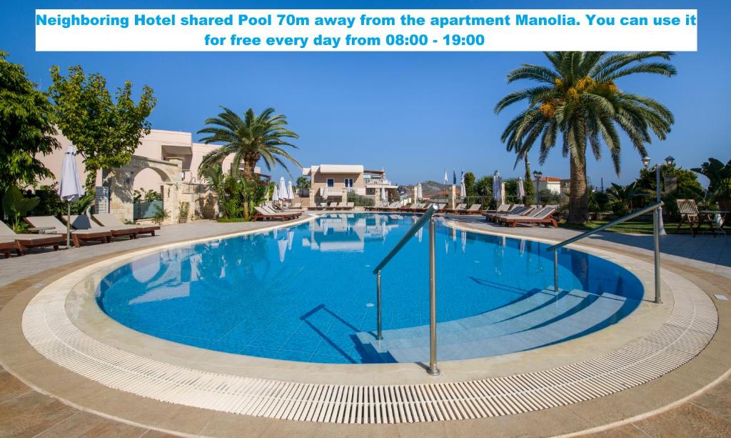 Basen w obiekcie Manolia Dream Apartment 3-bedrooms 30m to the beach lub w pobliżu
