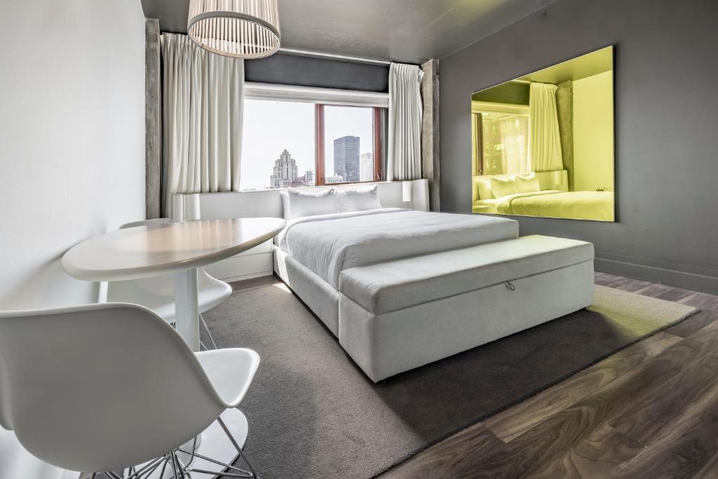 Una cama o camas en una habitación de Hotel Zero 1 Montreal
