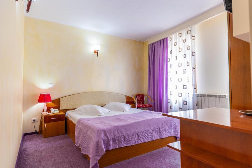 Postel nebo postele na pokoji v ubytování Hotel Amphitryon