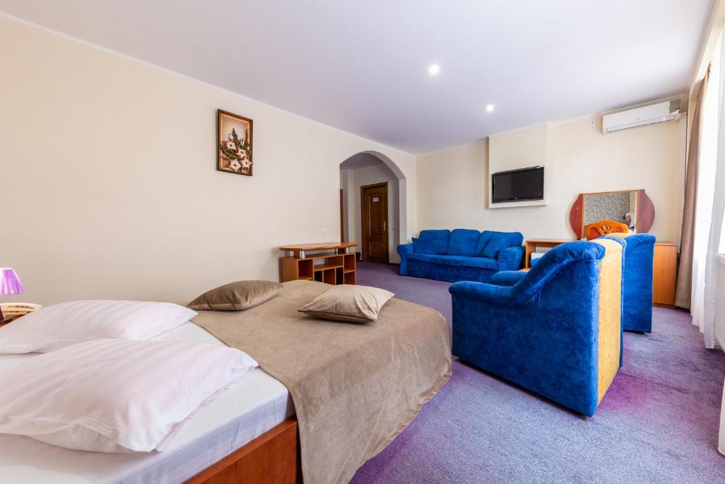 TV a/nebo společenská místnost v ubytování Hotel Amphitryon