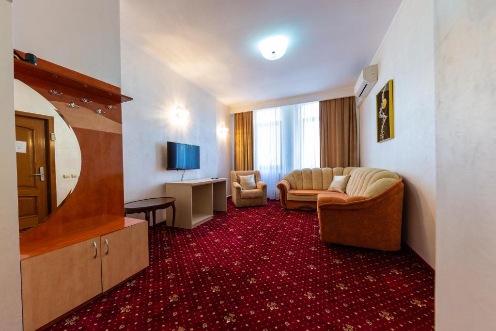TV a/nebo společenská místnost v ubytování Hotel Amphitryon
