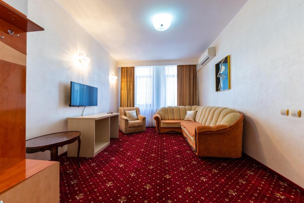 TV a/nebo společenská místnost v ubytování Hotel Amphitryon