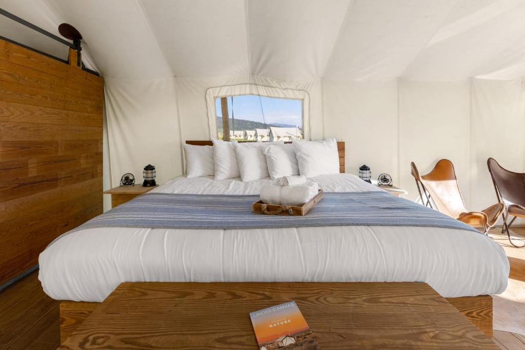 Postel nebo postele na pokoji v ubytování Under Canvas West Yellowstone