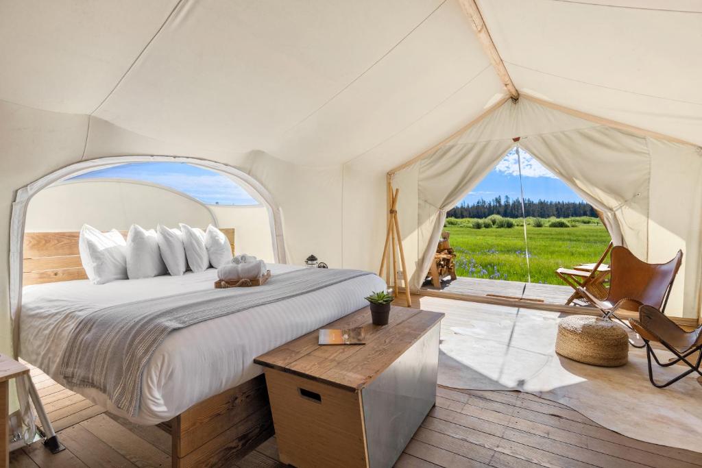 Postel nebo postele na pokoji v ubytování Under Canvas West Yellowstone