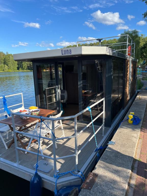 Imagen de la galería de Domek pływający HouseBoat 4U, en Ruciane-Nida