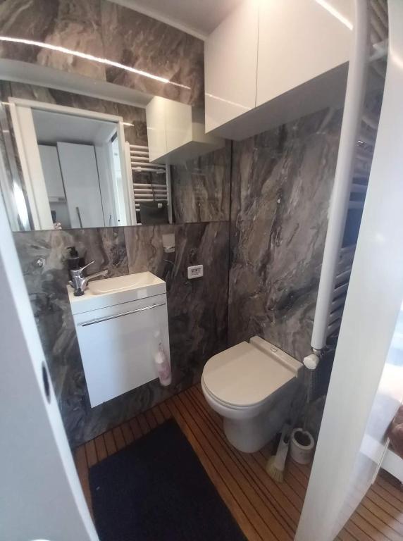 Koupelna v ubytování Domek pływający HouseBoat 4U