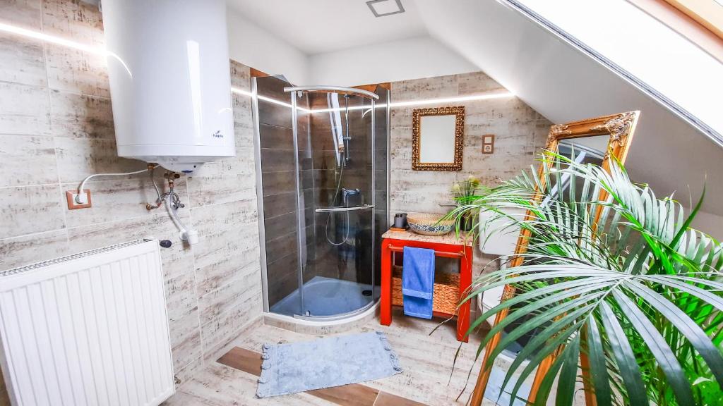 A bathroom at AllOne apartman