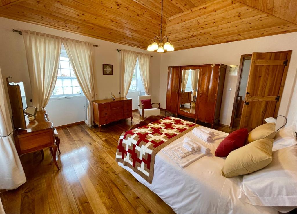 Postel nebo postele na pokoji v ubytování Casa do Avô José Alves