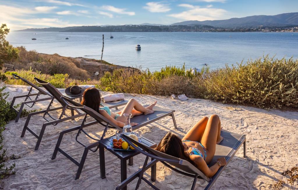 Tres chicas tumbadas en sillas en la playa en Villa Hippocampe en Sanary-sur-Mer