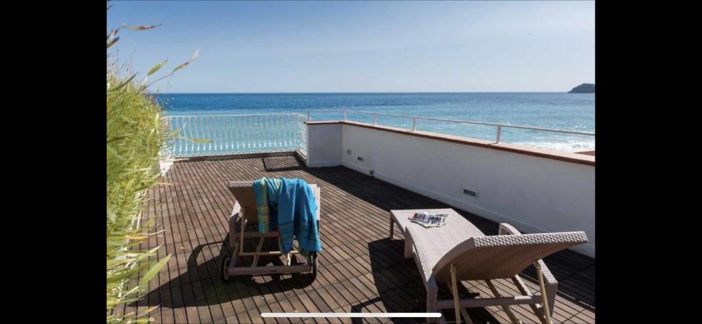 Un balcón con sillas, una mesa y el océano en Beach Penthouse Marisol 2Floors, central, en Letojanni