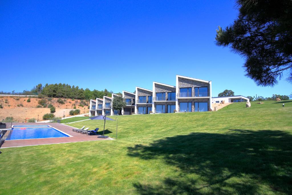 una casa grande en una colina con piscina en Monte Bela Vista en Macedo de Cavaleiros