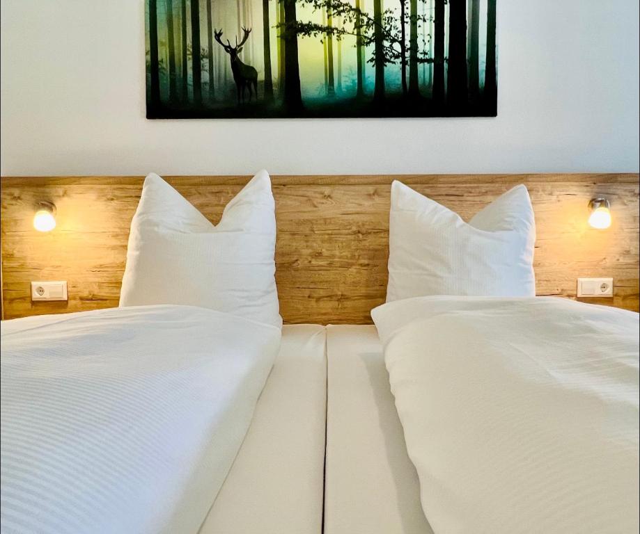 Postel nebo postele na pokoji v ubytování Landhotel Tanneneck - ideal für Gruppen, Familien und Hunde