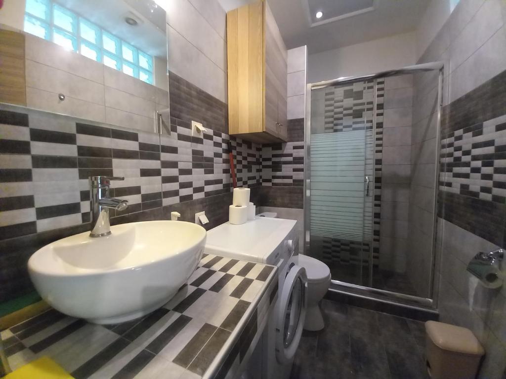Kúpeľňa v ubytovaní Maiandros Downtown - 1 BR Apartment- Explore Center by foot - Close to Aristotelous square